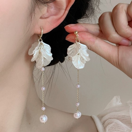 精湛工艺、卓越品质、时尚时尚的女性配饰