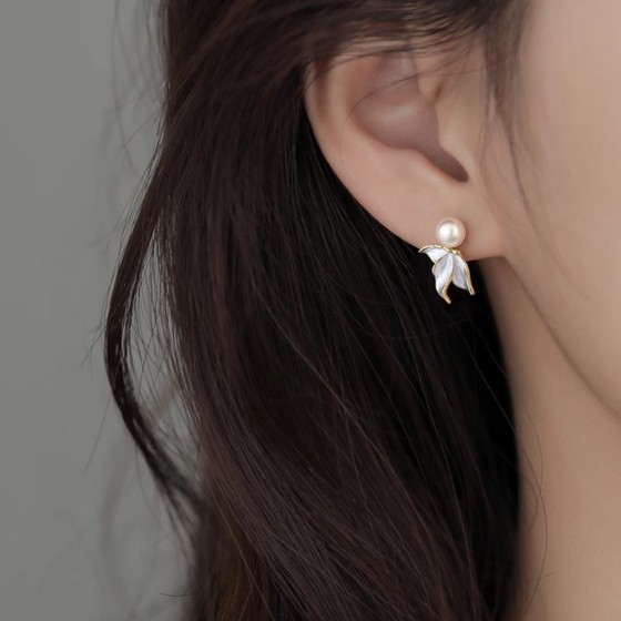 精湛工艺、卓越品质、时尚时尚的女性配饰