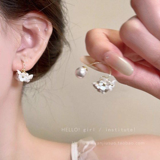 精湛工艺、卓越品质、时尚时尚的女性配饰