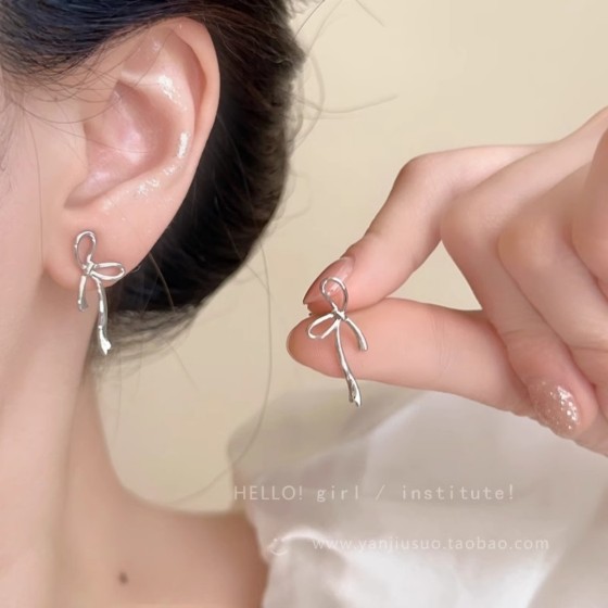 Exquisite Craftsmanship, Superior Quality, and Stylish Fashion Accessories for Women