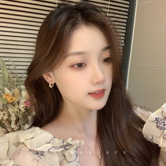 Exquisite Craftsmanship, Superior Quality, and Stylish Fashion Accessories for Women