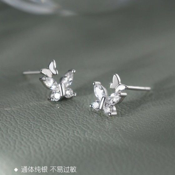 Exquisite Craftsmanship, Superior Quality, and Stylish Fashion Accessories for Women