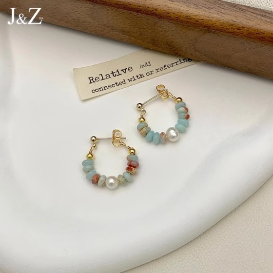 精湛工艺、卓越品质、时尚时尚的女性配饰