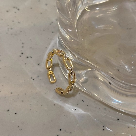 精心制作的高品质戒指，为您的指尖装饰