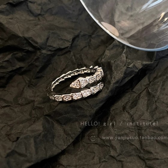 Exquisitely crafted high - quality rings, decorations for your fingertips